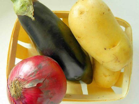 Баклажани і картоплю, запечені під соусом