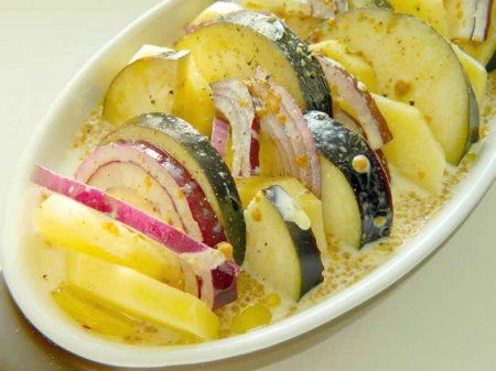 Баклажани і картоплю, запечені під соусом
