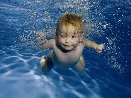 Чи треба вчити дитину плавати?