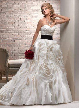 Ажурні сукні і м'ятні відтінки - весільна мода 2013