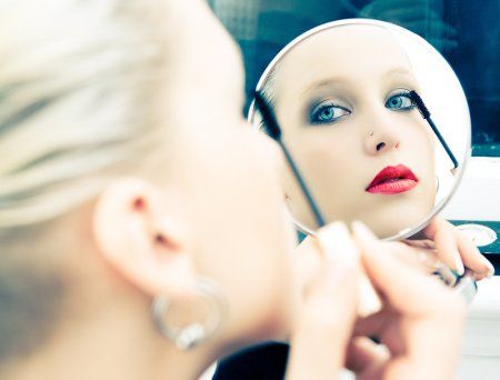 Як правильно вибрати дзеркальце для макіяжу