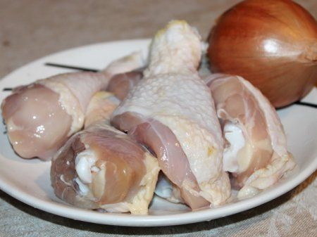 Як приготувати курячі ніжки на сковорідці з цибулею? Рецепт.