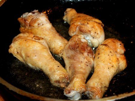 Як приготувати курячі ніжки на сковорідці з цибулею? Рецепт.