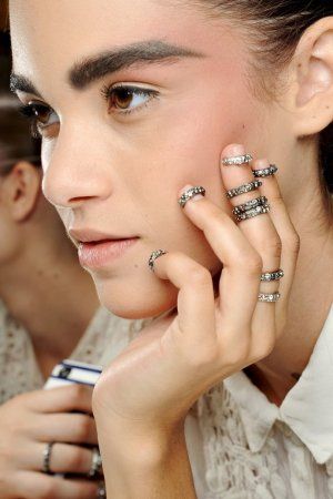 Новий тренд - кільця для нігтів і на фаланги пальців від Chanel