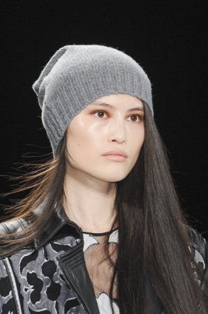 Модні жіночі шапки осінь-зима 2013-2014