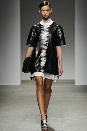 Тренди весняних колекцій 2014 року, показаних на Міланському тижні моди: Помітний мінімалізм