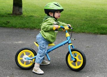 Як навчити дитину кататися на велосипеді?