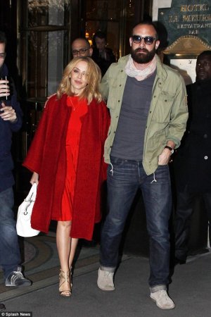 Кайли Миноуг прогулялась по улицам Лондона и Парижа со своим возлюбленным Джошуа Зассе