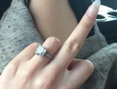 Кріссі Тейге показала середній палець інтернет-критикам, котрі засуджують модель за народження дитини поза шлюбом