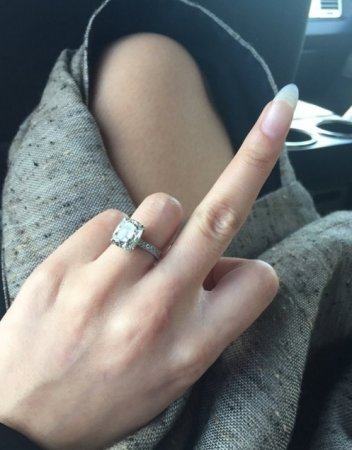 Кріссі Тейге показала середній палець інтернет-критикам, котрі засуджують модель за народження дитини поза шлюбом