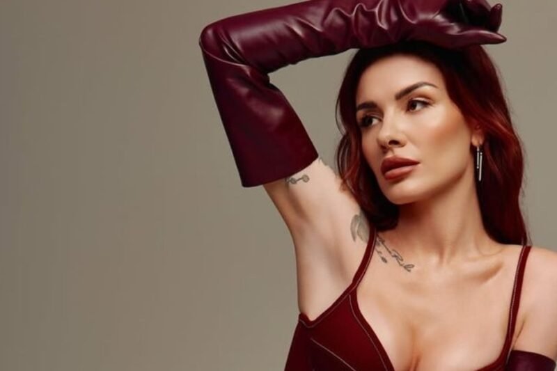 «Ніхто краще не сфоткає»: MamaRika показала, як позувала на пляжі коханому