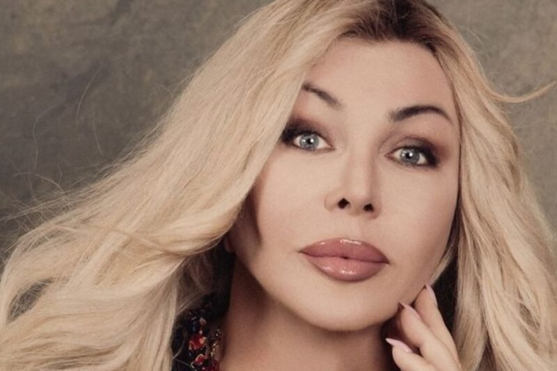 56-річна Білик обрізала волосся та стала кучерявою білявкою